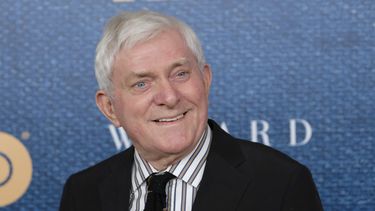 ARCHIVO - Phil Donahue asiste a una proyección de The Wizard of Lies de HBO el 11 de mayo de 2017 en Nueva York. Donahue, cuyo pionero programa de entrevistas diurno lanzó un género televisivo imborrable, falleció. Tenía 88 años. (Foto Charles Sykes/Invision/AP, archivo)