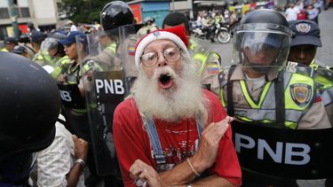 Policía bloquea marcha de ancianos contra gobierno de Maduro