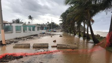 fuerte marejada causa inundacion de un motel y rescatan a tres personas