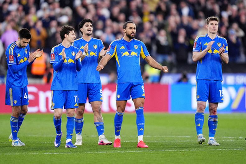 Dominic Calvert-Lewin celebra con sus compañeros del Leeds tras los penales en los cuartos de final de la Copa FA ante el West Ham el domingo 5 de abril del 2026. (John Walton/PA via AP)