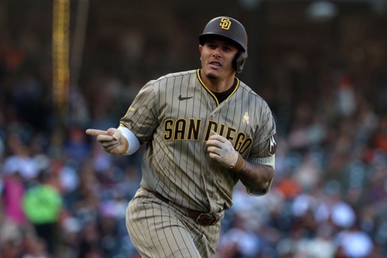 Manny Machado, de los Padres de San Diego, señala a sus compañeros después de batear un jonrón de dos carreras frente a los Gigantes de San Francisco en la segunda entrada del juego de Grandes Ligas del domingo 13 de septiembre de 2026, en San Francisco. (AP Foto/Jed Jacobsohn)
