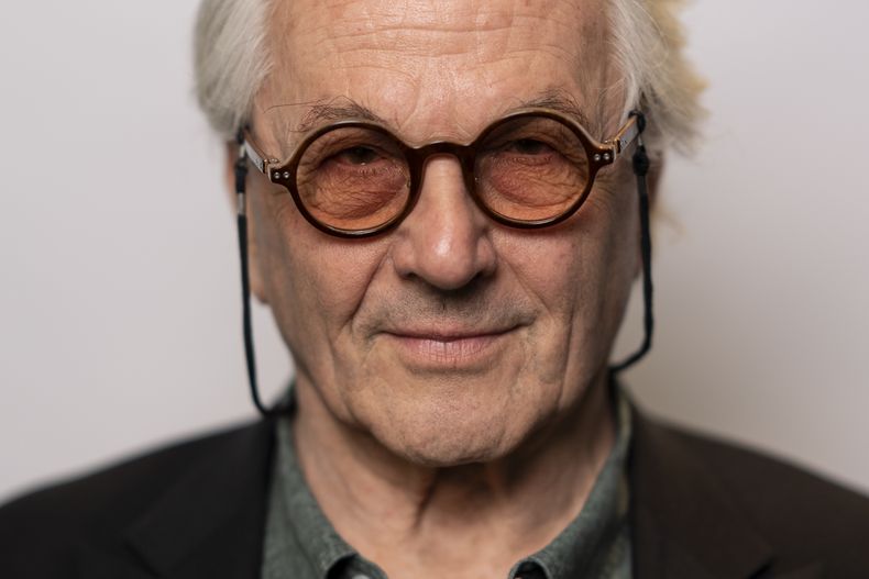 El director George Miller posa para un retrato para promover la película Furiosa: A Mad Max Saga en Los Ángeles, el viernes 10 de mayo de 2024. (Foto AP/Jae C. Hong)