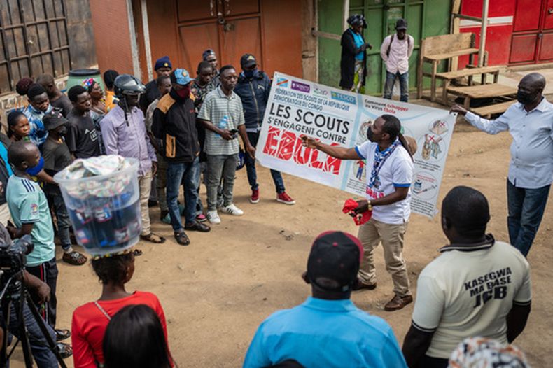 François Kasereka, miembro del movimiento Scout del Congo, habla con la población durante una campaña de sensibilización pública en medio del brote de ébola en Bunia, Congo, el sábado 23 de mayo de 2026. (Foto AP/Moses Sawasawa)
