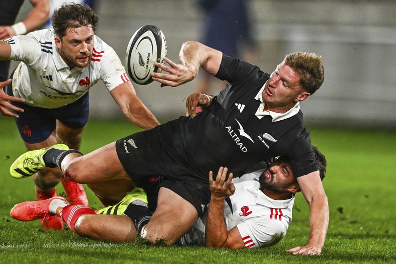 Jordie Barrett, de Nueva Zelanda, pasa el balón durante el segundo test ante Francia, el sábado 12 de julio de 2025, en Wellington (Kerry Marshall /Photosport via AP)