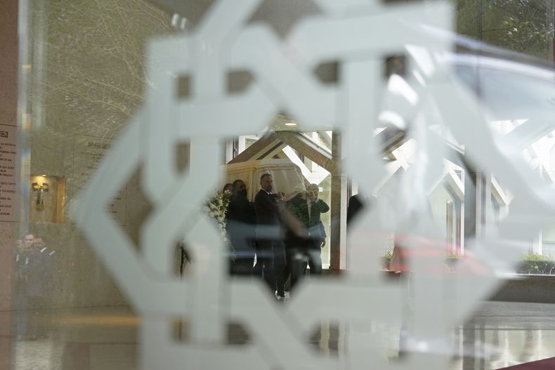 El príncipe Rahim Al-Hussaini, centro, quien fue nombrado el nuevo Aga Khan, portando el ataúd durante el funeral del príncipe Karim Al-Hussaini, el Aga Khan IV, en el centro musulmán de Lisboa el 8 de febrero del 2025. (Foto AP/Ana Brigida)