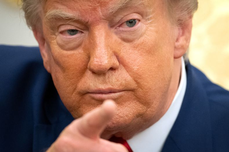 El presidente de EEUU, Donald Trump, gesticula durante una reunión con el presidente libanés Joseph Aoun en la Casa Blanca, en Washington, el martes 21 de julio de 2026. (AP Foto/Mark Schiefelbein)