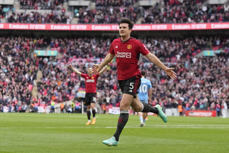 Harry Maguire del Manchester United celebra tras anotar el segundo gol de su equipo en el encuentro de semifinales de la Copa FA ante Coventry en el Estadio de Wembley el domingo 21 de abril del 2024. (AP Foto/Alastair Grant)