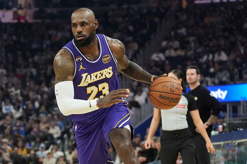 LeBron James, alero de los Lakers de Los Ángeles, avanza a la cesta en el encuentro del jueves 9 de abril de 2026, ante los Warriors de Golden State (AP Foto/Jeff Chiu)