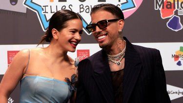 rosalia y rauw alejandro se casaran: asi revelaron el anillo de compromiso en la nueva cancion beso