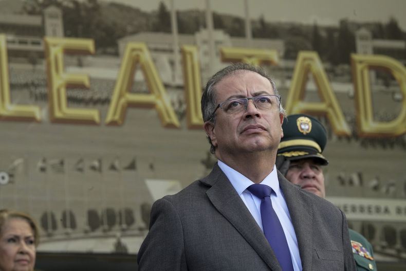ARCHIVO - El presidente de Colombia, Gustavo Petro, en una ceremonia de juramentación del nuevo comandante de la Armada en la academia militar José María Córdoba en Bogotá, Colombia, el 31 de mayo de 2024. El Congreso colombiano aprobó el viernes 14 de junio de 2024 una reforma al sistema de pensiones que cambia el esquema que rige hace tres décadas, dando una victoria política al presidente Gustavo Petro tras un agitado debate en la Cámara de Representantes. (AP Foto/Iván Valencia, Archivo)