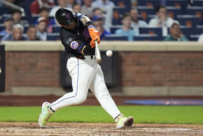 El venezolano Francisco Álvarez, de los Mets de Nueva York, bateó un jonrón de tres carreras durante el cuarto inning del juego ante los Filis de Filadelfia, el jueves 19 de septiembre de 2024 (AP Foto/Frank Franklin II)