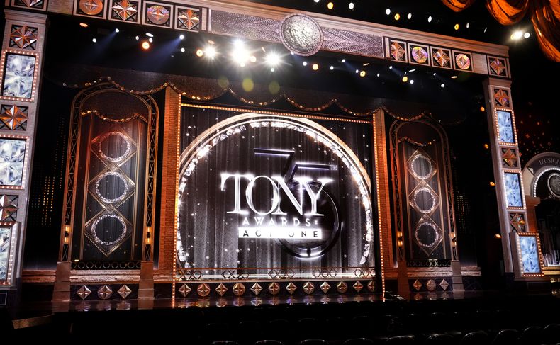 ARCHIVO - Una vista del escenario aparece antes del inicio de la 75.a edición anual de los Premios Tony el domingo 12 de junio de 2022, en el Radio City Music Hall de Nueva York. (Foto Charles Sykes/Invision/AP, archivo)