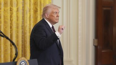 El presidente Donald Trump sale de una recepción para celebrar el Día de la Independencia de Grecia en la Sala Oeste de la Casa Blanca, el lunes 24 de marzo de 2025, en Washington. (AP Foto/Jacquelyn Martin)