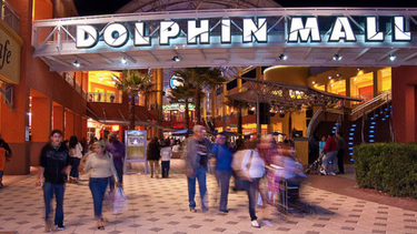 cientos de personas llegaron al dolphin mall para devolver regalos navidenos