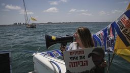Familiares y simpatizantes de los rehenes israelíes retenidos por Hamás navegan por la costa de la ciudad de Ashkelon, en el sur de Israel, hacia la Franja de Gaza, el jueves 7 de agosto de 2025, en una protesta para exigir la liberación de sus seres queridos y poner fin a la guerra. (AP Foto/Leo Correa)