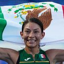 La mexicana Laura Galván festeja tras conquistar el oro en los 10.000 metros durante los Juegos Centroamericanos y del Caribe, el jueves 6 de agosto de 2026 (AP Foto/Fernando Vergara)