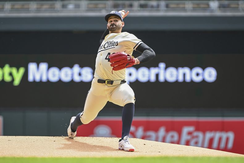 Pablo López de los Mellizos de Minnesota lanza ante los Marineros de Seattle, el jueves 9 de mayo de 2024. (AP Foto/Craig Lassig)