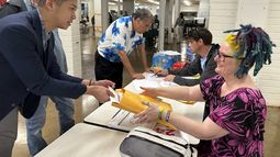 El presidente interino del Partido Demócrata en Hawai, Adrian Tam, vota en los caucus demócratas estatales, en Honolulu, el 6 de marzo de 2024. (AP Foto/Audrey McAvoy)