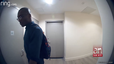 captado en camara quedo un hombre que en la madrugada trata de abrir varios apartamentos localizados en los lujosos edificios de midtown