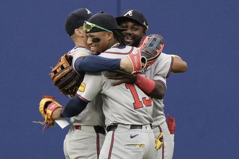 Ronald Acuña Jr., de los Bravos de Atlanta, en el centro, los centros Jarred Kelenic, izquierda, y Michael Harris II después de un partido de béisbol contra los Mets de Nueva York, el sábado 11 de mayo de 2024, en Nueva York. Los Bravos ganaron 4-1. (AP Foto/Frank Franklin II)