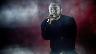 ARCHIVO - Kendrick Lamar se presenta en el Festival de Música y Artes de Coachella en el Empire Polo Club 16 de abril de 2017 en Indio, California. Kendrick Lamar convirtió su concierto Pop Out del Día de la Emancipación en una celebración de la unidad de Los Ángeles. El rapero de 37 años fue el curador de un concierto de tres horas transmitido por streaming con una mezcla de raperos y estrellas emergentes de Los Ángeles, incluidos Dr. Dre y Tyler, The Creator. (Foto Amy Harris/Invision/AP, archivo)