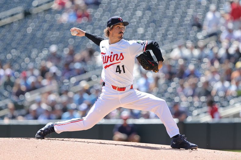 El lanzador de los Mellizos de Minnesota, Joe Ryan (41), lanza durante la primera entrada de un partido de béisbol contra los Azulejos de Toronto, el domingo 3 de mayo de 2026, en Minneapolis. (Foto AP/Bailey Hillesheim)