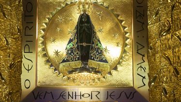 ARCHIVO - La estatua de la patrona de Brasil, Nuestra Señora de Aparecida, tras cristales dentro de la basílica que lleva su nombre en la localidad de Aparecida, Brasil, 23 de julio de 2013. (Foto AP/Andre Penner, Archivo)