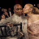 Cynthia Erivo, izquierda, y Ariana Grande entre el público en la 31ª edición anual de los Premios SAG el domingo 23 de febrero de 2025 en el Shrine Auditorium de Los Ángeles. (Foto AP/Chris Pizzello)