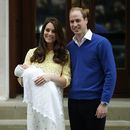 El príncipe Guillermo de Gran Bretaña, a la derecha, y Catalina, la duquesa de Cambridge, sostienen a su hija recién nacida mientras posan para los medios de comunicación fuera del exclusivo ala Lindo del Hospital St. Marys, en Londres, el sábado 2 de mayo de 2015. La atención sobre la princesa Catalina ha alcanzado niveles no vistos desde que se casó con el príncipe Guillermo en una boda de cuento de hadas en 2011. La admisión de que Catalina alteró una fotografía familiar oficial provocó una reacción violenta. (Foto AP/Alastair Grant)