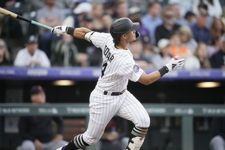 Ezequiel Tovar de los Rockies de Colorado observa su jonrón de tres carreras en la sexta entrada del juego ante los Tigres de Detroit el viernes 30 de junio del 2023. (AP Foto/David Zalubowski)
