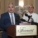 La gerente general del Fairmont Chateau Laurier, Genevieve Dumas, escucha al detective de los servicios de policía de Ottawa, Akiva Gellar, hablar sobre el retrato robado de Yousuf Karsh de Winston Churchill, durante una conferencia de prensa en el hotel de Ottawa, Canadá, el miércoles 11 de septiembre de 2024. (Adrian Wyld/The Canadian Press via AP)