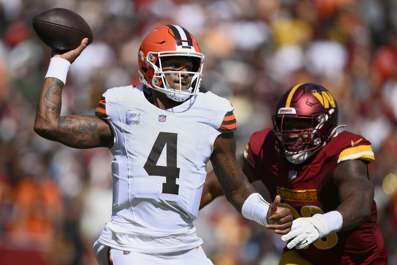 El quarterback de los Brown de Cleveland Deshaun Watson (4) busca pasar bajo la presión del tackle defensivo de los Commanders de Washington, Phidarian Mathis (98), durante la primera mitad en Landover, Maryland, el domingo 6 de octubre de 2024. (AP Foto/Nick Wass).