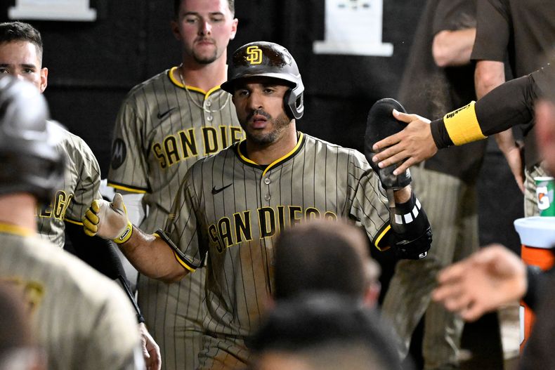 El dominicano Ramón Laureano, de los Padres de San Diego, festeja en la cueva luego de anotar en el duelo ante los Medias Blancas de Chicago, el viernes 19 de septiembre de 2025 (AP Foto/Matt Marton)