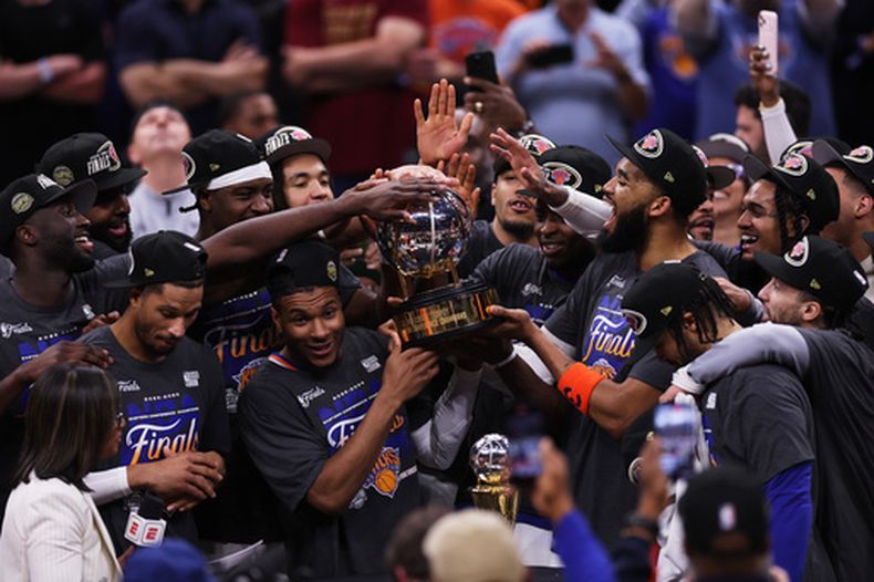 Jugadores de los Knicks de Nueva York levantan el trofeo de campeón del Este tras el juego 4 de las finales de Conferencia ante los Cavaliers de Cleveland el lunes 25 de mayo del 2026. (AP Foto/Tim Phillis)