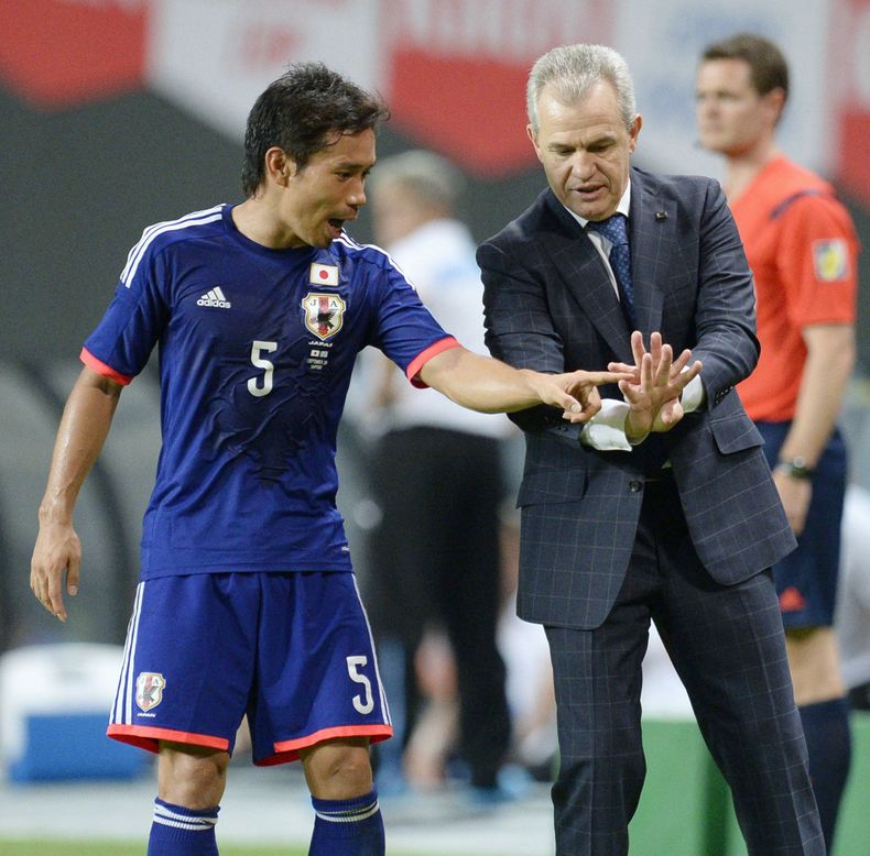 El t&eacute;cnico de Jap&oacute;n, Javier Aguirre, derecha, habla con el jugador Yuto Nagatomo en un partido amistoso contra Uruguay el viernes, 5 de septiembre de 2014, en Sapporo, Jap&oacute;n. (AP Photo/Kyodo News) JAPAN OUT