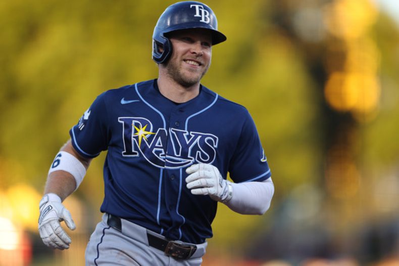 Taylor Walls, de los Rays de Tampa Bay, recorre las almohadillas tras batear un jonrón de dos carreras ante los Atléticos, en el cuarto inning del juego del martes 11 de agosto de 2026 (AP Foto/Scott Marshall)