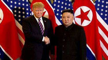 lo ultimo: trump y kim se dan la mano en inicio de cumbre