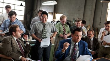 americateve | De izquierda a derecha Jonah Hill como Donnie Azoff, Kenneth Choi como Chester Ming, Leonardo DiCaprio como Jordan Belfort, Henry Zebrowski como Alden Kupferberg ("Sea Otter"), P.J. Bryne como Nicky Koskoff ("Rugrat"), y Ethan Suplee c