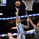 Grizzlies ganan 142-101 a Bucks; Morant logra triple doble