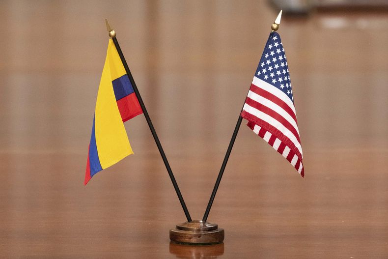 ARCHIVO - Las banderas de Colombia y Estados Unidos colocadas en una mesa en un encuentro entre el secretario de Defensa estadounidense, Lloyd Austin,y el ministro de Defensa colombiano, Iván Velásquez, en el Pentágono, el 29 de noviembre de 2022, en Washington. (AP Foto/Alex Brandon, Archivo)