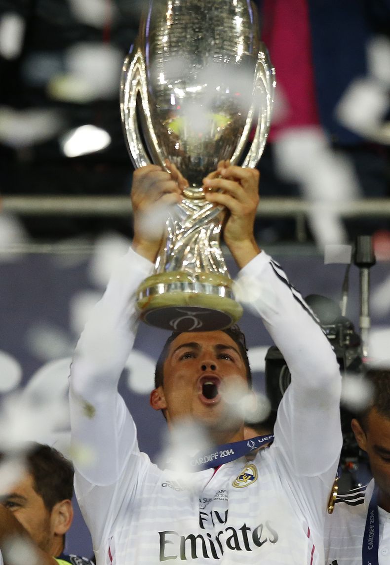 El jugador de Real Madrid, Cristiano Ronaldo, levanta el trofeo de la Supercopa de Europa el martes, 12 de agosto de 2014, en Cardiff, Gales. (AP Photo/Alastair Grant)