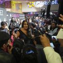 ARCHIVO - La actriz Karla Sofía Gascón interactúa con sus fanáticos en un evento de alfombra roja para promocionar la película Emilia Pérez, en la Ciudad de México, el 15 de enero de 2025. (Foto AP/Eduardo Verdugo, archivo)