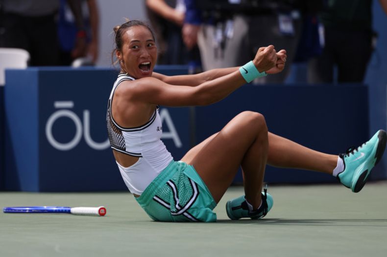 Zheng Qinwen celebra tras derrotar a Madison Keys durante la tercera ronda del US Open, el sábado 5 de septiembre de 2026, en Nueva York. (AP Foto/Heather Khalifa)