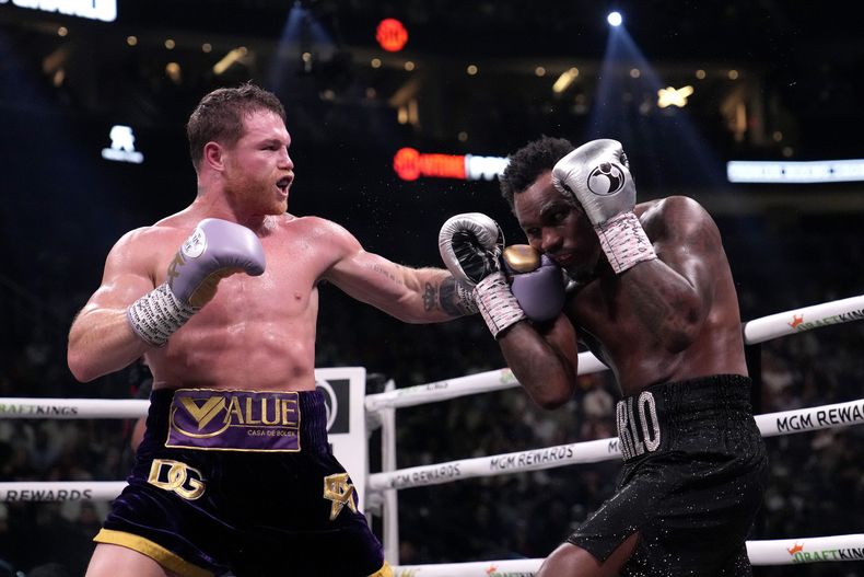 El mexicano Saúl Canelo Álvarez propina un golpe al estadounidense Jermell Charlo en una pelea por el título de los supermedianos, disputada en Las Vegas el sábado 30 de septiembre de 2023 (AP Foto/John Locher)
