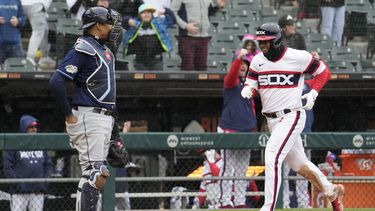 Elvis Andrus, derecha, de los Medias Blancas de Chicago, anota con sencillo productor de Adam Haseley mientras el receptor de los Rays de Tampa Bay, Christian Bethancourt, observa el campo durante la novena entrada del juego de béisbol en Chicago, el domingo 30 de abril de 2023. Medias Blancas ganaron 12-9. (AP Foto/Nam Y. Huh)