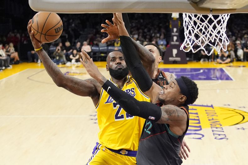 LeBron James, de los Lakers de Los Ángeles, dispara frente a Kyle Kuzma, de los Wizards de Washington, el jueves 29 de febrero de 2024 (AP Foto/Mark J. Terrill)