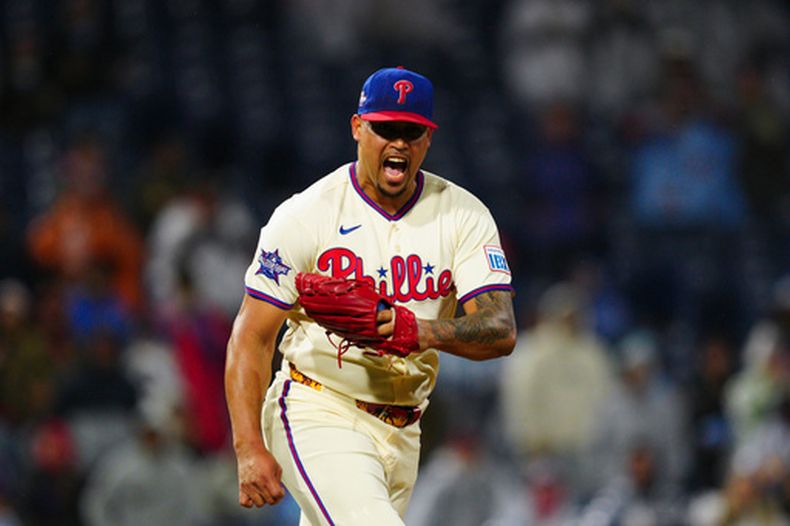 El dominicano Jhoan Durán, lanzador de los Filis de Filadelfia, festeja tras conseguir el (AP Foto/Derik Hamilton)
