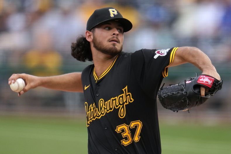 El abridor de los Piratas de Pittsburgh Jared Jones lanza en la segunda entrada del juego ante los Dodgers de Los Ángeles el martes 4 de junio del 2024. (AP Foto/Gene J. Puskar)