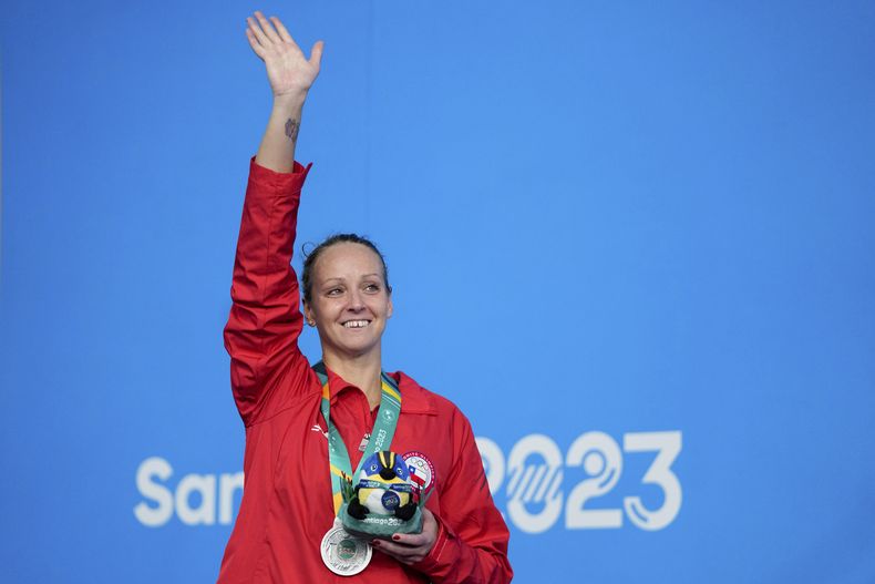 La chilena Kristel Köbrich saluda con la medalla de plata de los 1.500 metros estilo libre de los Juegos Panamericanos en Santiago, Chile, el miércoles 25 de octubre de 2023. (AP Foto/Natacha Pisarenko)