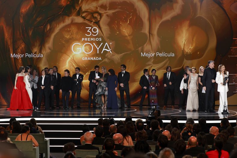 La infiltrada y El 47 ganan el premio a mejor película durante la 39ª ceremonia de los Premios Goya en Granada, España, el sábado 8 de febrero de 2025, en Granada. (Foto AP/Fermin Rodriguez)